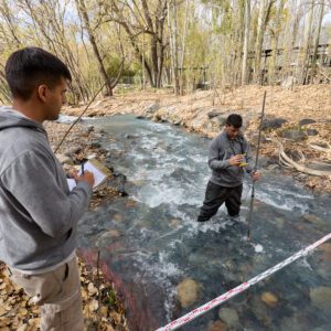 IRRIGACIÓN: las Inspecciones de Cauce ya utilizan los nuevos equipos entregados para medir cuánta agua lleva un cauce Aforo en el Río Blanco, ruta 89, Luján de Cuyo