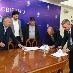 El Gobierno, la CGT y las cámaras gremiales empresarias firmaron un acuerdo de sostenibilidad de la producción y creación de puestos de trabajo 1DSC_9247-700x466