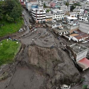 Aluvion-arrasa-cancha-deportiva-en-Quito-22-muertos