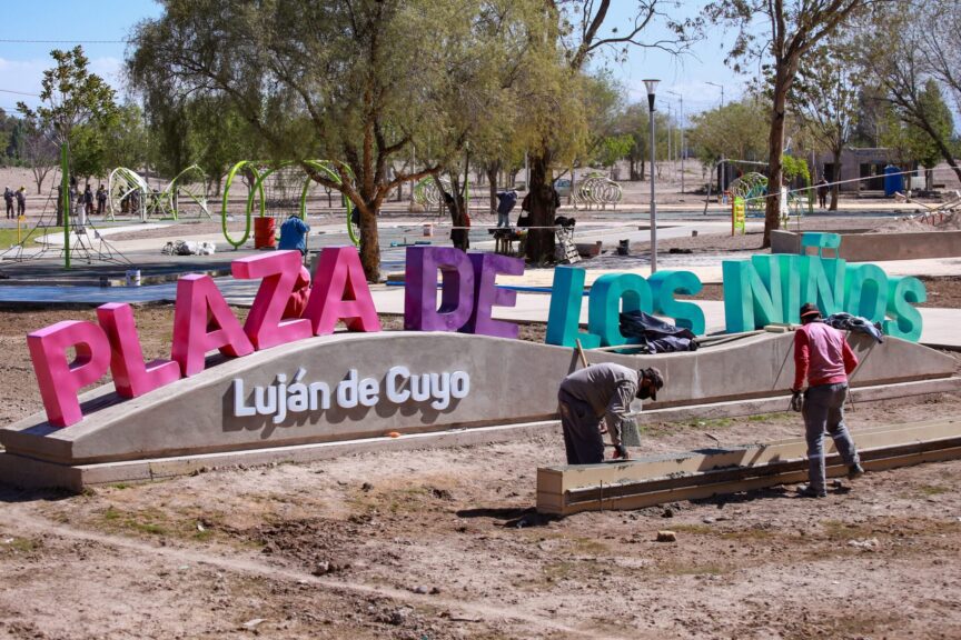 "La revolución más grande de la historia" Plaza niños Lujan