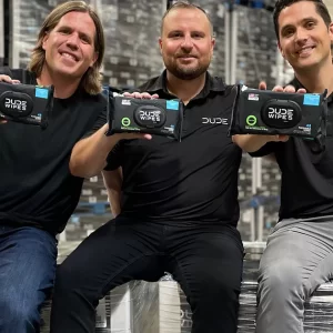 Crearon un producto que reemplaza el papel higiénico y ahora facturan millones de dólares 20221004_dude_wipes_Founders_3x2