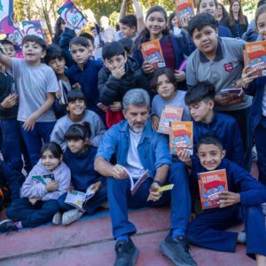 Ulpiano Suarez impulsó la entrega de libros y la incorporación de una biblioteca en la escuela Mariano Moreno 4S0A0214-1536x1024