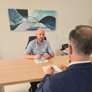 LUJÁN de CUYO firmó un convenio con Supervielle para capacitar a estudiantes Allasino-junto-a-Lupianez-Gerente-de-Banca-de-Gobierno-de-Supervielle-980×1012