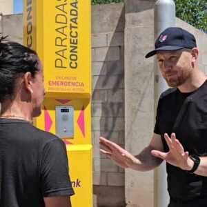 LUJÁN DE CUYO implementa “Paradas Conectadas”: tecnología y seguridad al servicio de los vecinos Allasino-presentando-las-Paradas-Conectadas-926×675