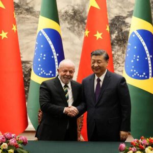 El presidente brasileño, Luiz Inácio Lula da Silva (izq), saluda a su par chino, Xi Jinping, tras una ceremonia en el Gran Salón del Pueblo de Pekín, China.