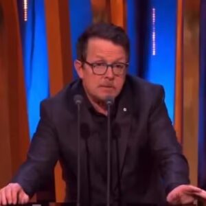 Michael Fox conmueve al público presentándose en los premios BAFTA Captura de pantalla 2024-02-19 161716