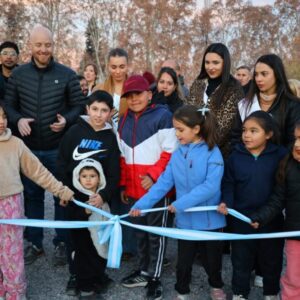 Allasino llegó a las 20 plazas inauguradas en su gestión en LUJÁN DE CUYO Corte-de-cinta-a-cargo-de-los-mas-chicos-980×653