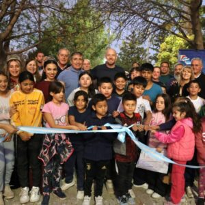 Corte-de-cinta-junto-a-los-vecinos-980x653