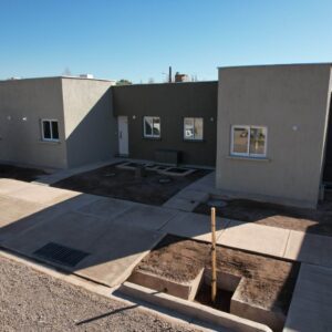 Cornejo encabezó la entrega de 38 viviendas del barrio Azcuénaga DJI_0005-1536x1024