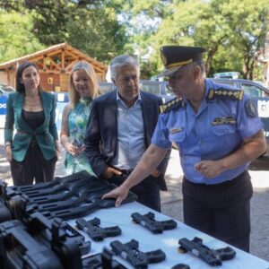 El Gobernador presentó nuevos vehículos y armas para la Policía de Mendoza DSC06584-700×467