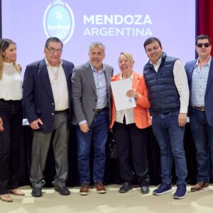 Más familias propietarias en LAS HERAS: Lo Presti entregó nuevos títulos junto al gobernador Cornejo Lo Presti encabezó la entrega de escrituras a familias de Las Heras