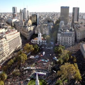 Multitudinaria marcha en contra del recorte universitario GL4ZOi2WYAAN9-y