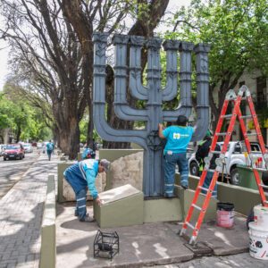 Ulpiano Suarez llevó un mensaje de paz frente al monumento del Paseo del Estado de Israel IMG_7623