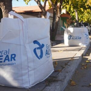 GENERAL ALVEAR implementa una innovadora práctica de recolección de hojas y poda en ciudad Limpieza-recolecion-y-compostaje-de-hojas-min-1200x675