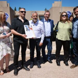El Gobernador Cornejo y el intendente de San Rafael entregaron viviendas en el Sur MGR_3075-768x512