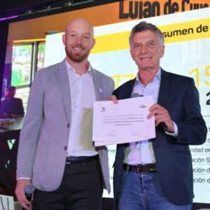 Macri-miembro-honorario-de-la-Escuela-de-Gobierno-Municipal-980x653