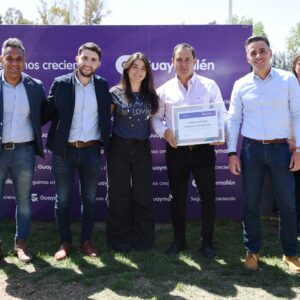 GUAYMALLÉN distinguió a 17 comercios del departamento por su trayectoria y compromiso Reconocimiento a comercios destacados (25)