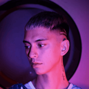 90'x, el artista chileno que transforma sus emociones en música, imagen y una nueva forma de contar su historia Sin título