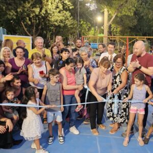 Vecinos-inaugurando-su-plaza-en-Carrodilla-980x690