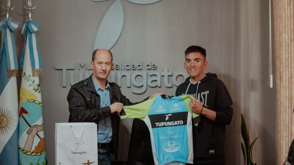 Tupungato apoya con materiales al equipo de ciclismo. WhatsApp Image 2022-10-05 at 12.18.11