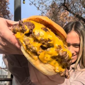 Burkinga: hamburguesas con identidad propia en la Arístides WhatsApp Image 2025-08-17 at 11.28.54 PM