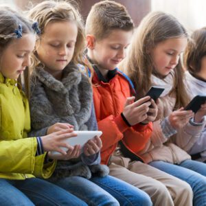 darle-celular-nino-exponerlo-adiccion_0_6_500_312
