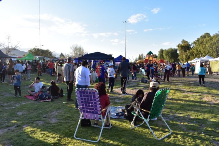 Público en el parque, con el sector de juegos al fondo