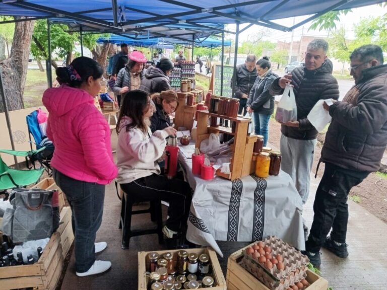 Estudiantes atienden a los compradores en el puesto de la escuela
