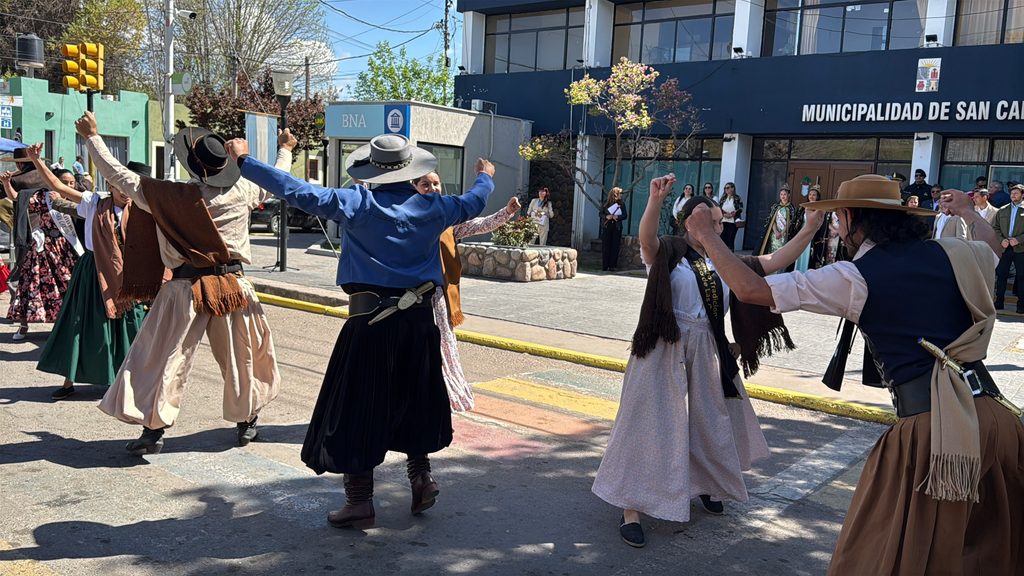 Danzas tradicionales frente a la Municipalidad de San Carlos durante el aniversario de la Villa Cabecera