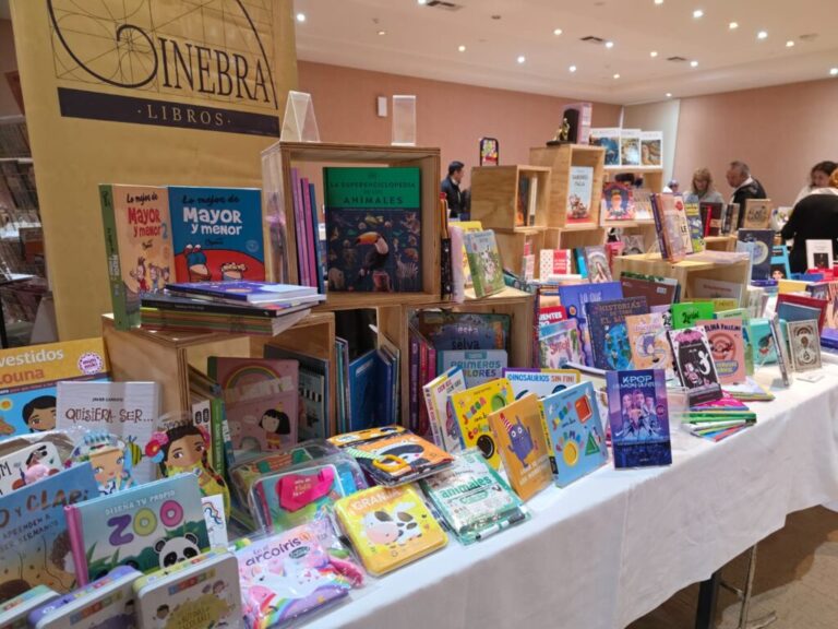 Stand de Ginebra Libros con ejemplares infantiles en la Feria del Libro de San Rafael
