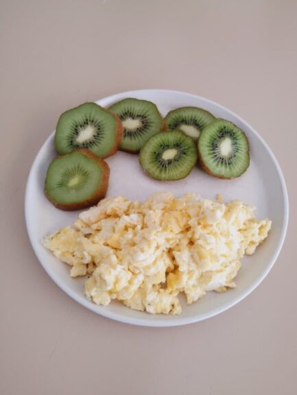 Huevos revueltos con kiwi