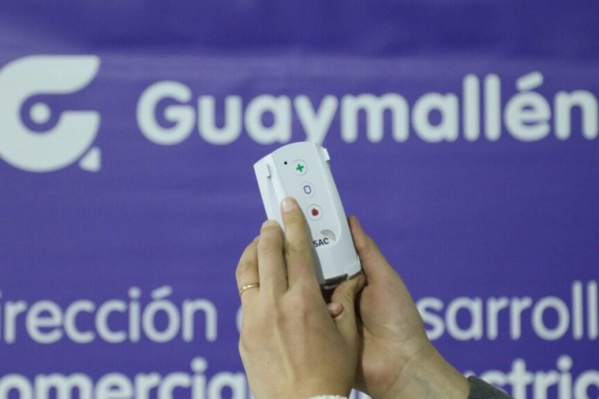 Botonera del sistema de alerta frente al cartel de Guaymallén