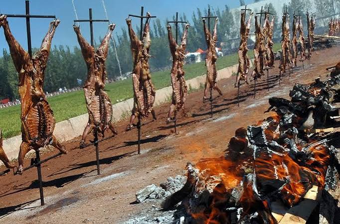 Chivos al asador durante la Fiesta Nacional del Chivo