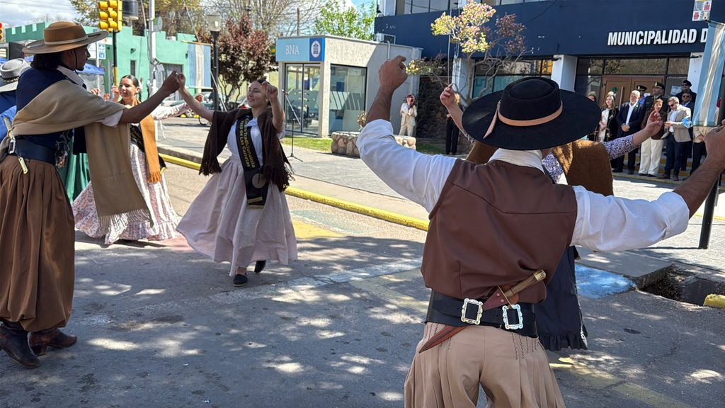 Flores de la Tradición bailando durante el acto en San Carlos