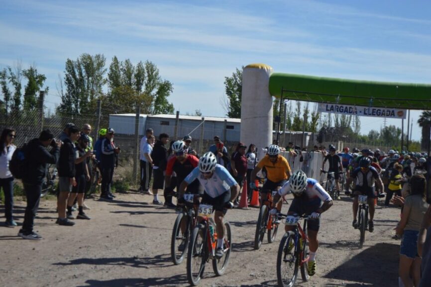 Los primeros ciclistas en la largada del Rural Bike de Ingeniero Giagnoni