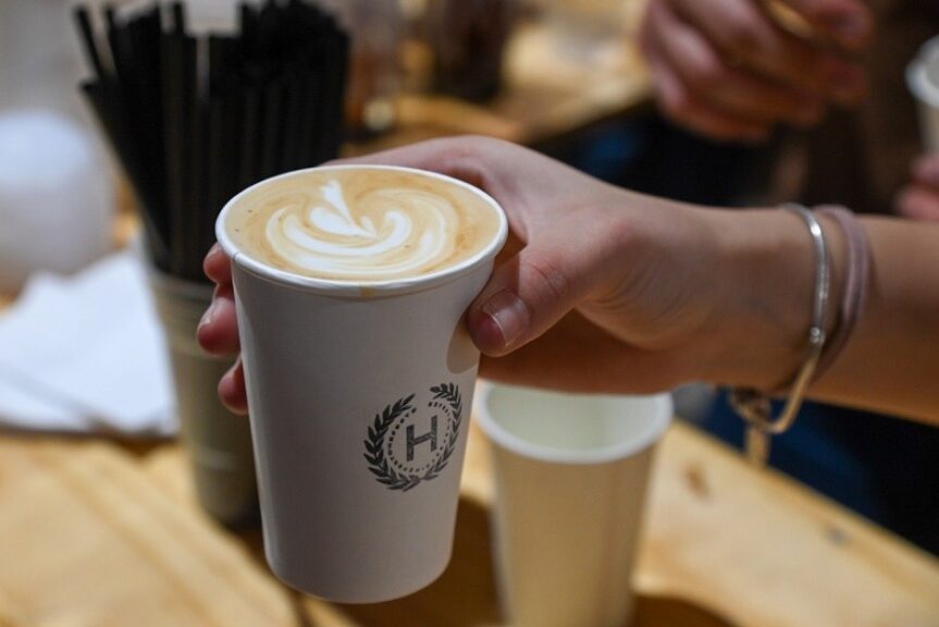 Café latte servido en el Mundial Mendocino de Café