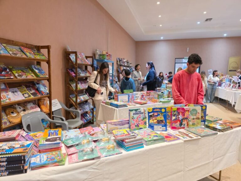 Visitantes recorren los stands de libros infantiles de la Feria del Libro