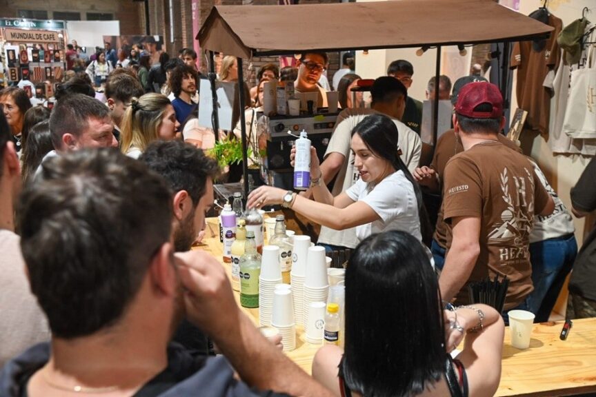 Barra de baristas con mucho público en Espacio Arizu