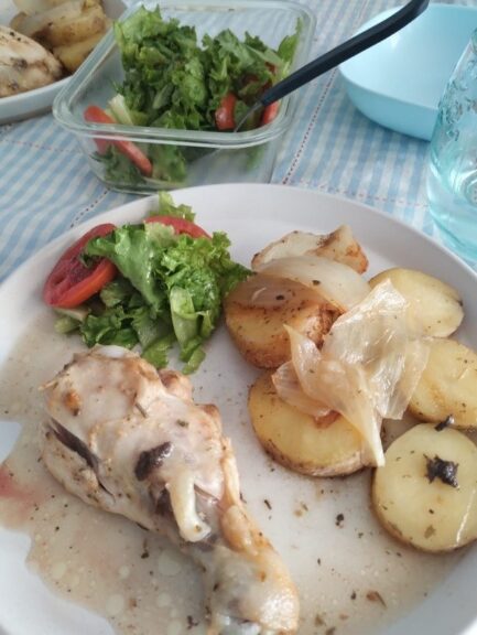 Pollo con papas y ensalada