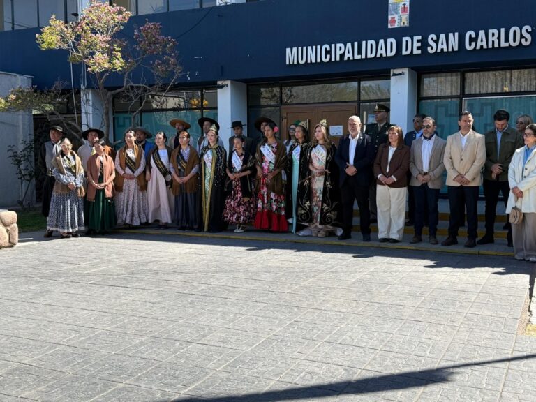 Autoridades, Flores de la Tradición y representantes de la Vendimia frente a la Municipalidad de San Carlos