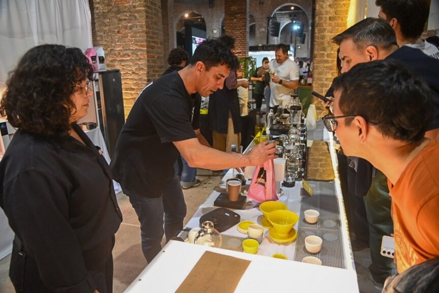 Barista preparando café de filtrado en una de las mesas