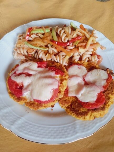 Milanesas gratinadas con tomate y fideos con verduras