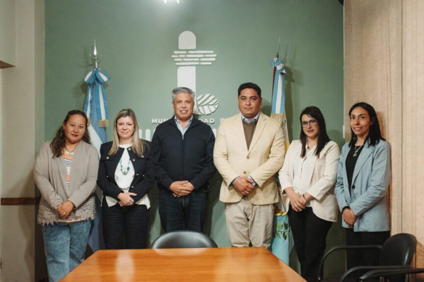 Autoridades municipales, de Educación y del IES 9-009 tras la presentación de las nuevas carreras en Tupungato