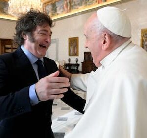 javier-milei-papa-francisco-vaticano-milei-con-el-ZFF3XTQHKJBQTDQVYLVTFW4MDA
