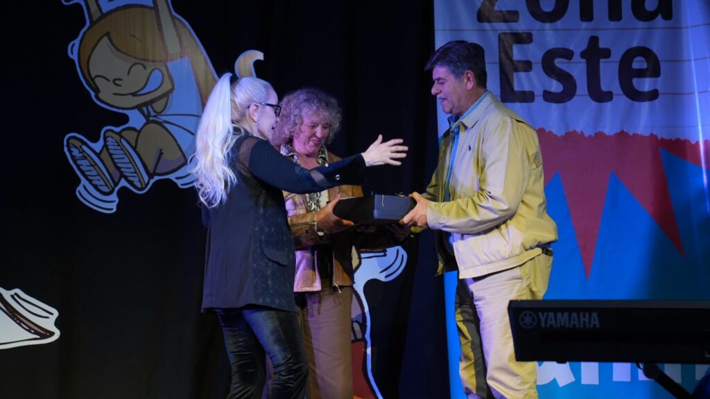 Entrega de un reconocimiento en el escenario de la Feria del Libro