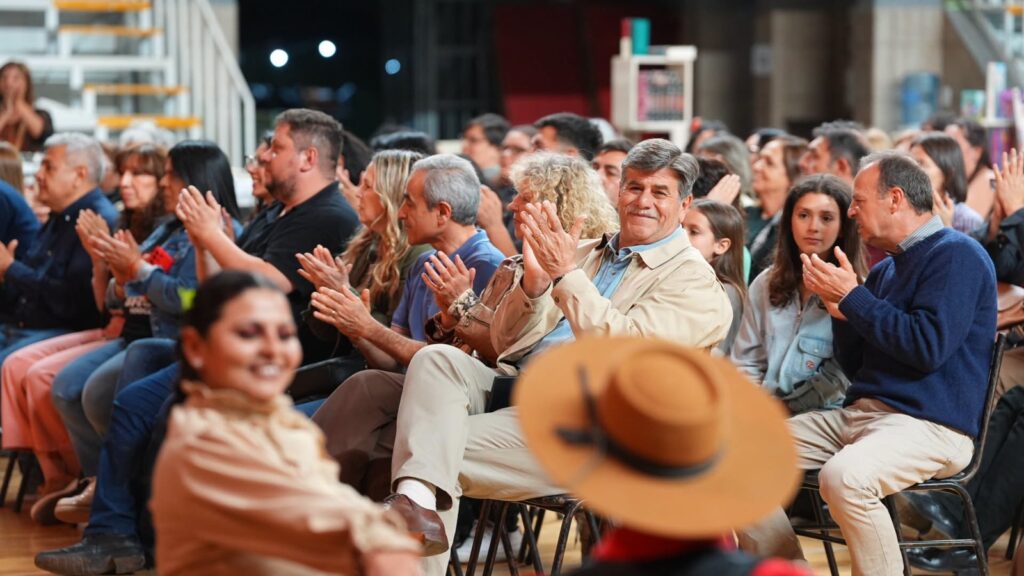 Público aplaudiendo durante un espectáculo