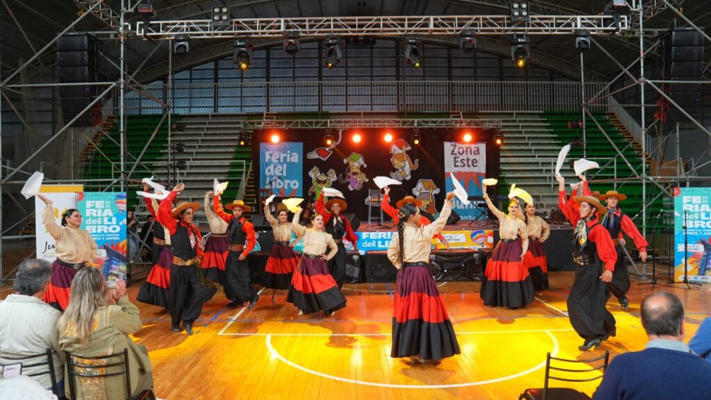 Ballet de danzas folclóricas en el estadio de la feria