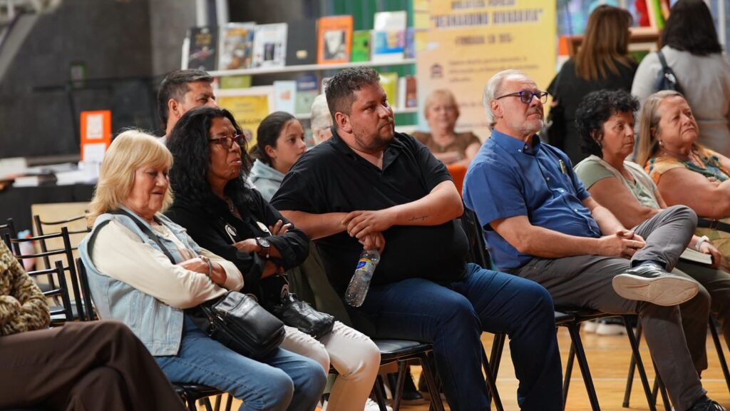 Público siguiendo una presentación en la feria