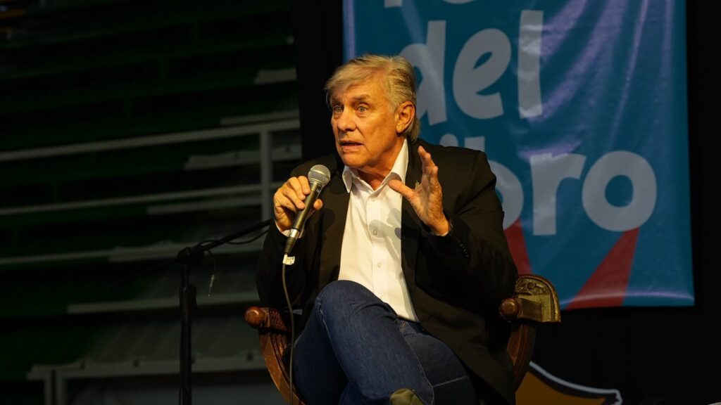Orador con micrófono en el escenario de la feria