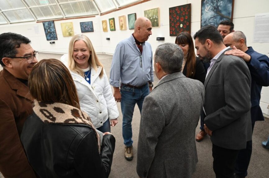 Autoridades conversan en la galería junto a las obras expuestas